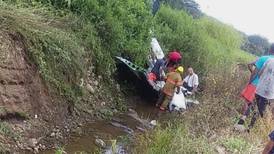 2 pilotos heridos por caída de avión ultraligero en Puntarenas