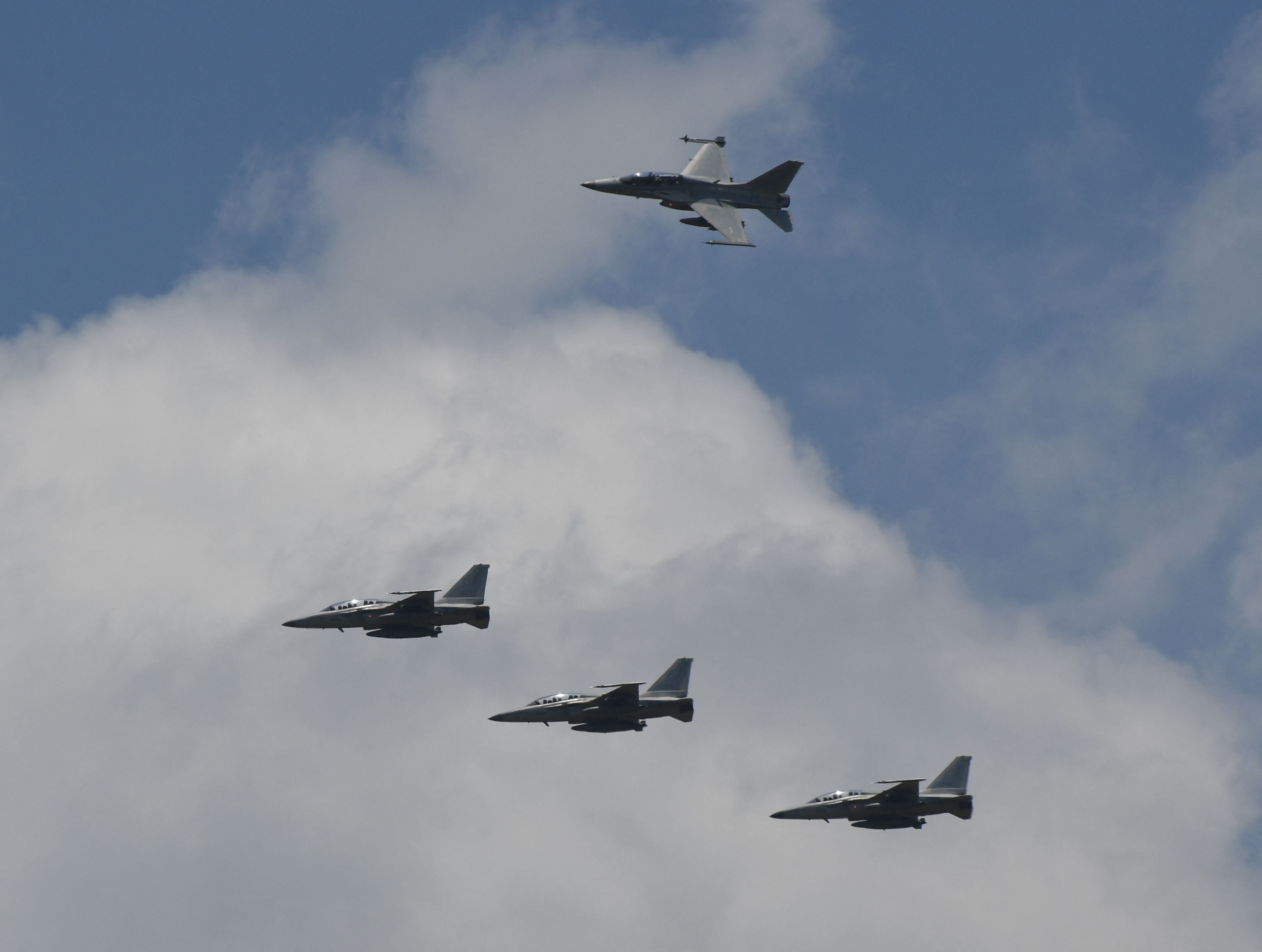Llegada de aviones de combate a Ucrania deben ser autorizados por Estados Unidos, advierte Ministro británico