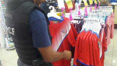 Policía decomisa camisetas falsas de la Selección que vendían baratísimas