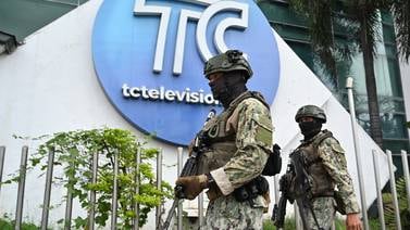 Policía captura a encapuchados que tomaron televisora en Ecuador 