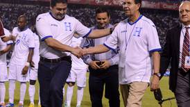 Expresidente de Honduras acusado de corrupción en FIFA viaja a EE. UU. para entregarse