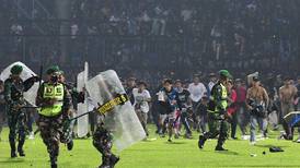 Al menos 32 niños entre los 125 fallecidos en tragedia en fútbol de Indonesia