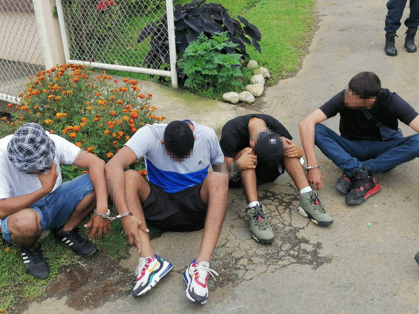 Esto son cuatro de los cinco veiteañeros detenidos por la Policía como sospechosos de asaltar al trailero. Foto: Cortesía MSP.