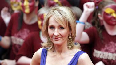 Tuits de JK Rowling sobre personas transgénero desatan ira 