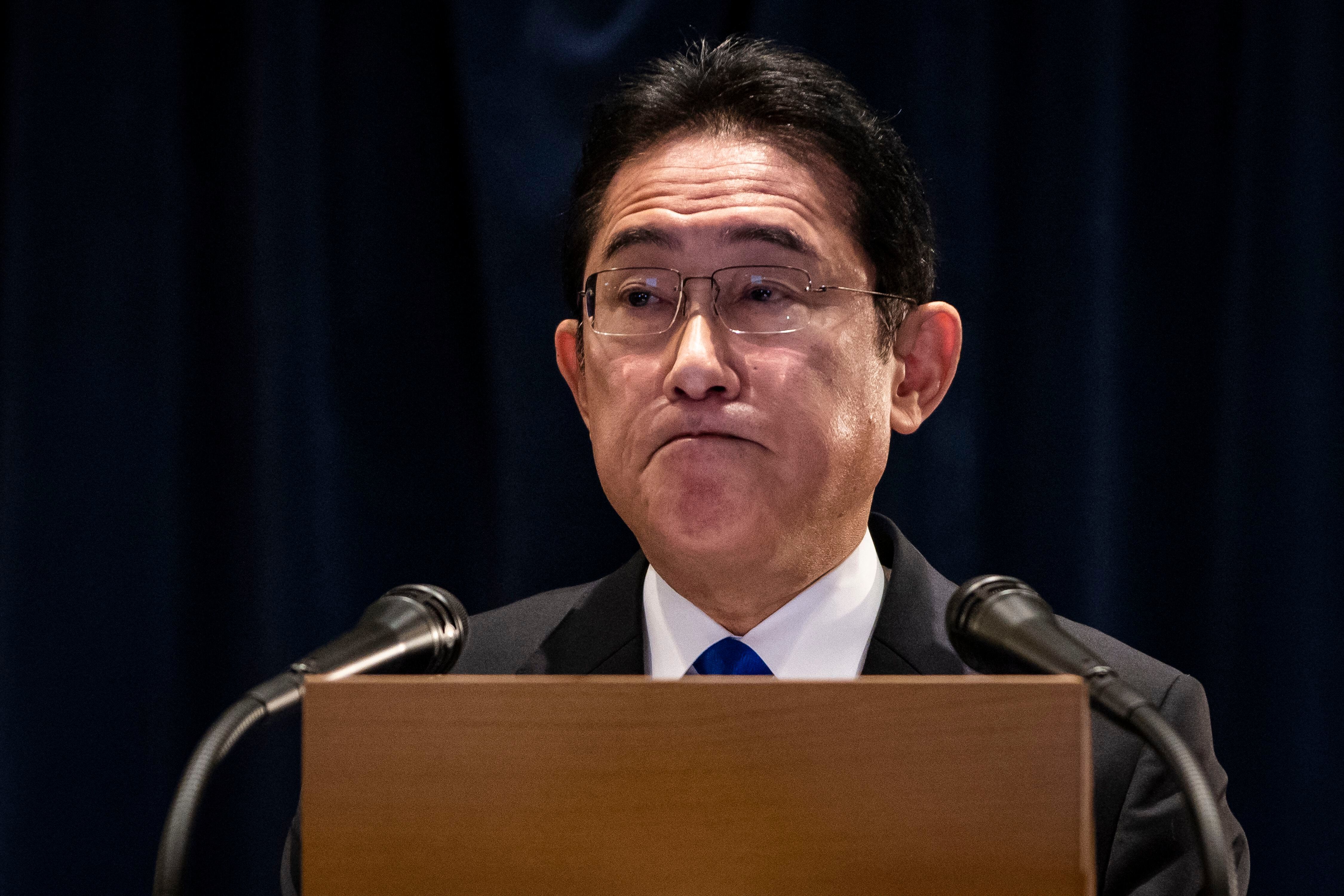 El primer ministro japonés, Fumio Kishida, habla durante una conferencia de prensa en el Hotel Willard en Washington, DC.