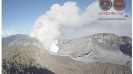 Volcán Turrialba hizo erupción de ceniza este domingo en la madrugada