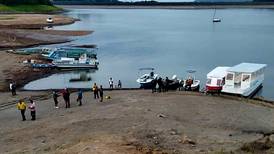 Autoridades rescatan a cuatro ocupantes de lancha que se hundió en el lago Arenal