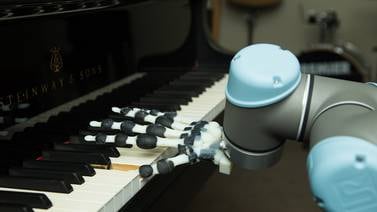 Robot toca piano y nos desea una feliz Navidad, escúchelo