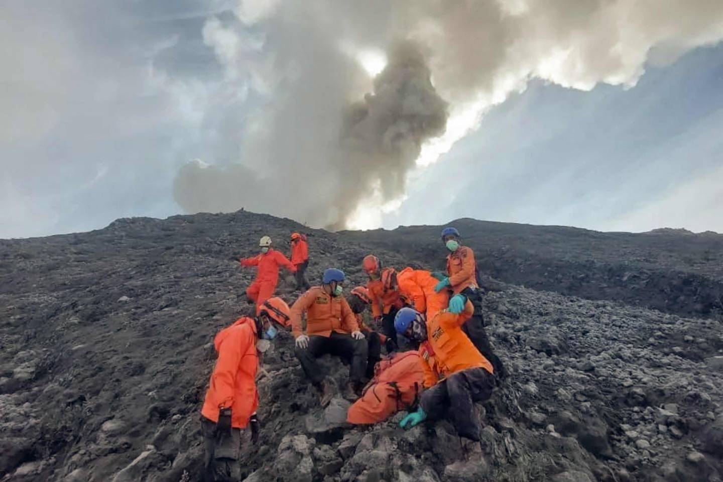 Esta fotografía tomada el 4 de diciembre de 2023 y publicada el 5 de diciembre de 2023 por la Agencia Nacional de Búsqueda y Rescate (BASARNAS) muestra a los rescatistas evacuando a una de las víctimas de las laderas del monte Marapi en Sumatra occidental. Cientos de rescatistas indonesios corrían el 5 de diciembre para encontrar a 10 excursionistas que desaparecieron después de una erupción volcánica que mató a 22 personas.