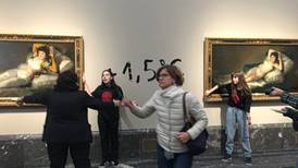 Activistas pegan sus manos en el marco de pinturas de Goya en Madrid