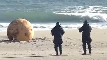 Esfera grande y misteriosa aparece en playa de Japón y desconcierta autoridades