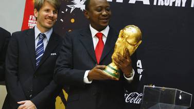 Trofeo de la Copa del Mundo continúa su travesía y ya se encuentra en Kenia