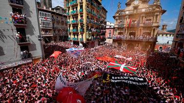 Fiestas de San Fermín arrancan con tradicional estallido de cohete y más seguridad para prevenir abusos sexuales