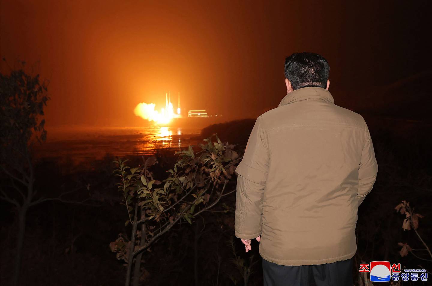 Esta fotografía publicada por la Agencia Central de Noticias Coreana (KCNA) muestra al líder de Corea del Norte, Kim Jong Un, inspeccionando el lanzamiento de un cohete que transporta el satélite de reconocimiento 'Malligyong-1'. desde el sitio de lanzamiento de satélites de Sohae en la provincia de Phyongan del Norte.