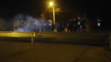 Policía emplea gases lacrimógenos para levantar bloqueo en ruta 27