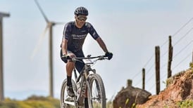  Álvaro Saborío se prepara para pedalear y hasta cargar su ‘bici’ al hombro y caminar en el barro