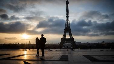 Torre Eiffel mantiene sus puertas cerradas por huelga en medio de críticas por su ‘deterioro’