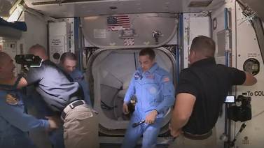 Astronautas de Crew Dragon entran en la Estación Espacial Internacional