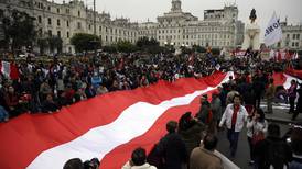 Cientos de peruanos marchan contra la corrupción en el sistema judicial
