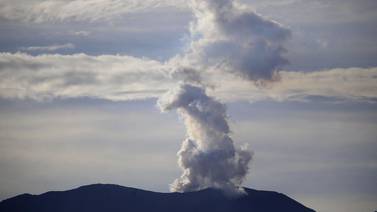 Estación lluviosa torna más visible la pluma del Volcán Turrialba