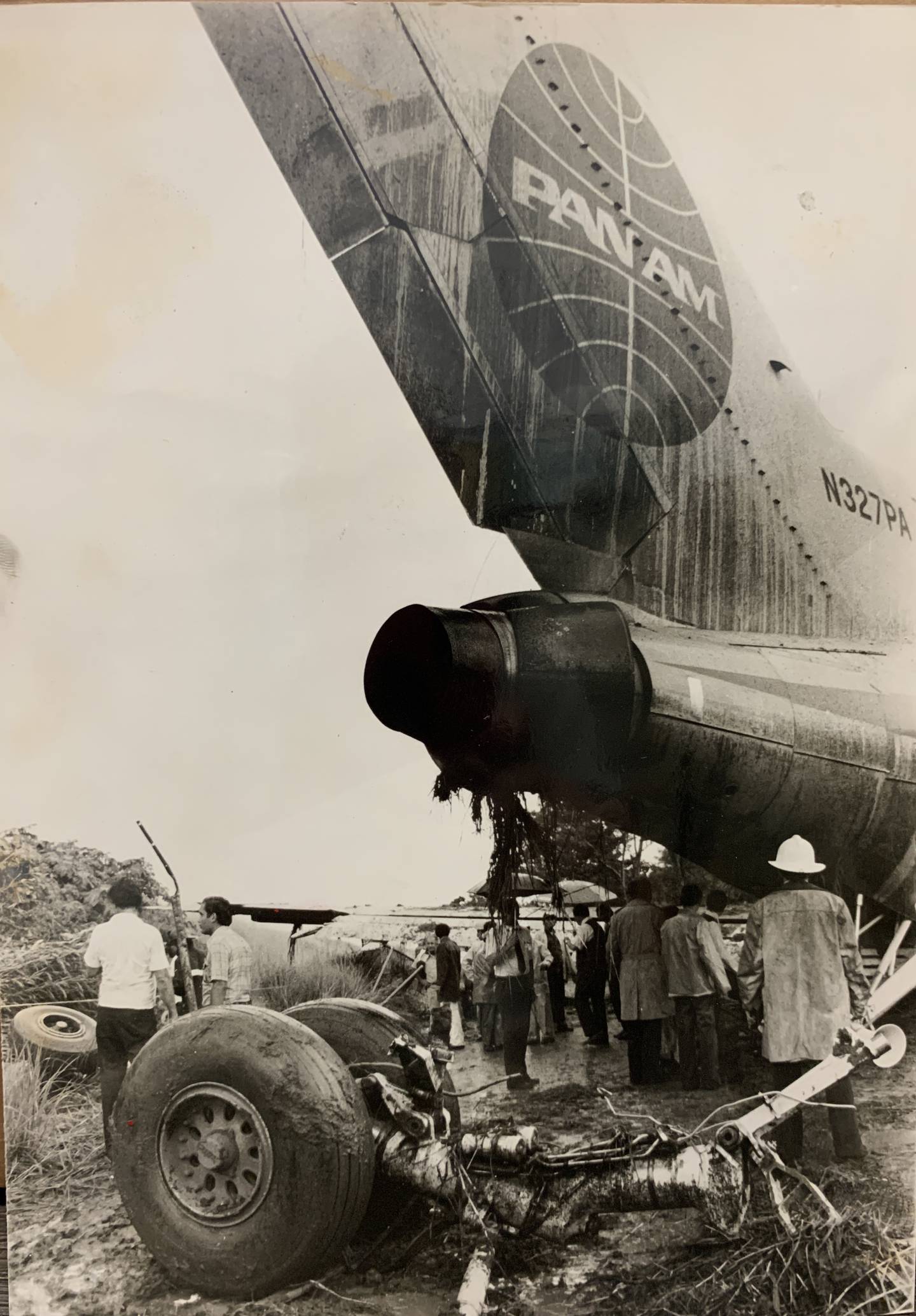 En el proceso, la aeronave destruyó la malla metálica que protege la pista y cruzó una vía pública de tierra, quedando finalmente en un campo de frijoles. Además, se perdieron las ruedas delanteras, y se produjeron otros daños.