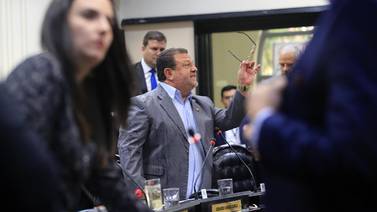 (Video) Diputado Jorge Arguedas lanzó y quebró vaso en plenario tras votación de vía rápida a plan fiscal