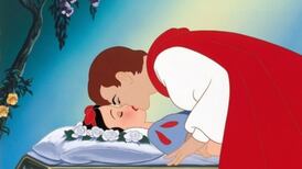 ¿Quieren cancelar ‘Blancanieves’? Critican atracción de Disney por “beso no consensuado”
