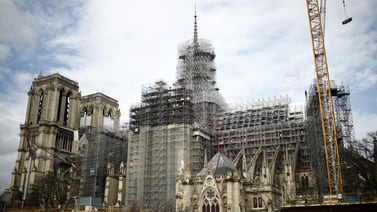 Catedral de Notre Dame recupera su torre y cruz durante la reconstrucción