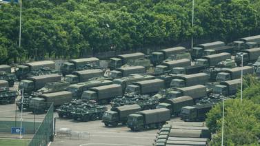 China concentra fuerzas y vehículos militares cerca de Hong Kong