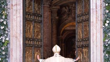 Papa abre la Puerta Santa de la basílica de San Pedro para inaugurar el Jubileo