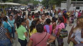 Familiares ruegan por ver a presos luego de masacre en cárcel de Acapulco