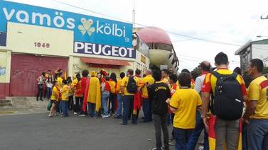 Público   inicia el ingreso al estadio Rosabal Cordero para la final