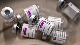 Vacuna de AstraZeneca es efectiva en un 76%, según estudio