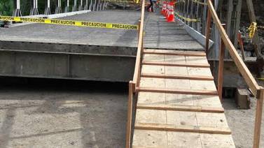 Conavi habilita paso de peatones por puente colapsado tras intensas lluvias   