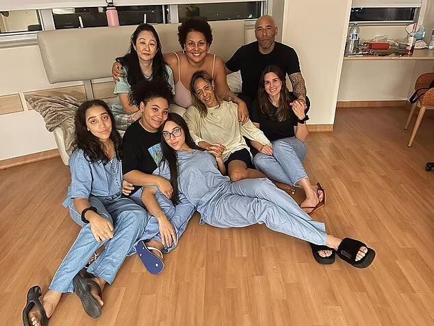 En la madrugada del domingo, Kely difundió una foto junto a sus hermanos Flavia, Edinho y Celeste, y la actual esposa del exfutbolista, Márcia Aoki, además de Sophia y Stephany, nietas de Pelé. Fotografía: