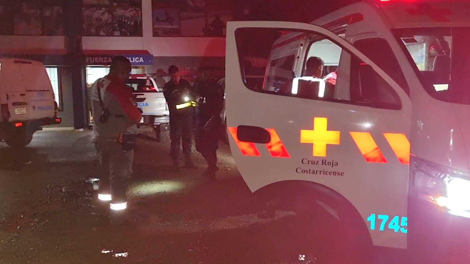 La Cruz Roja Costarricense atendió a dos de los heridos, los otros dos hombres fueron trasladados al centro médico en un vehículo particular. Fotografía: Edgar Chinchilla.