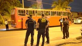 44 cubanos y 6 nepalíes sorprendidos en   un bus