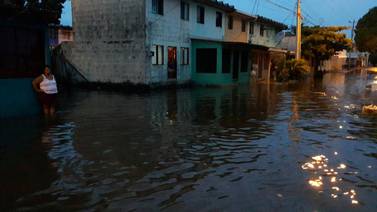 Marea más alta del año anega 120 casas en Puntarenas