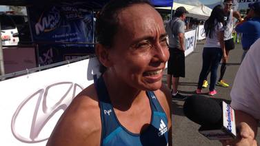 Jenny Méndez es la gran campeona de la carrera de atletismo en el Parque Viva