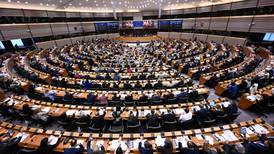 Parlamento Europeo aprobó controversial reforma a su política migratoria