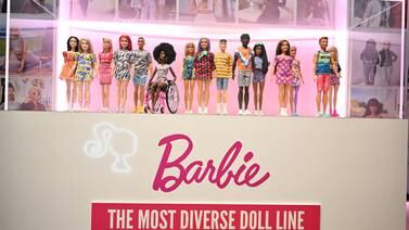 Mattel vuelve a generar ganancias pero pedidos de muñecas Barbie caen en segundo trimestre