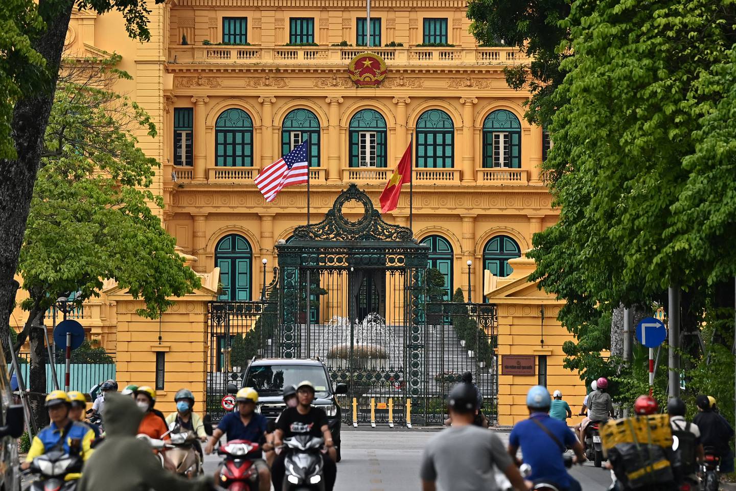 La bandera nacional de Estados Unidos ondeó junto a la bandera de Vietnam en el Palacio Presidencial de Hanoi este 9 de setiembre, un día antes de la visita del presidente estadounidense Joe Biden a Vietnam. Fotografía: