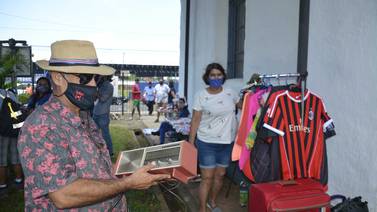 ‘Te cambio un radio de transistores por un perchero’: así se vive la feria del trueque en Alajuela