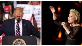 Bette Midler llama “parásito” a Donald Trump