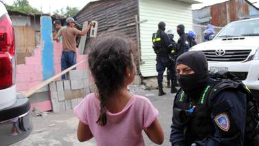 Vecinos de La Carpio destrozan búnker intervenido por la Policía