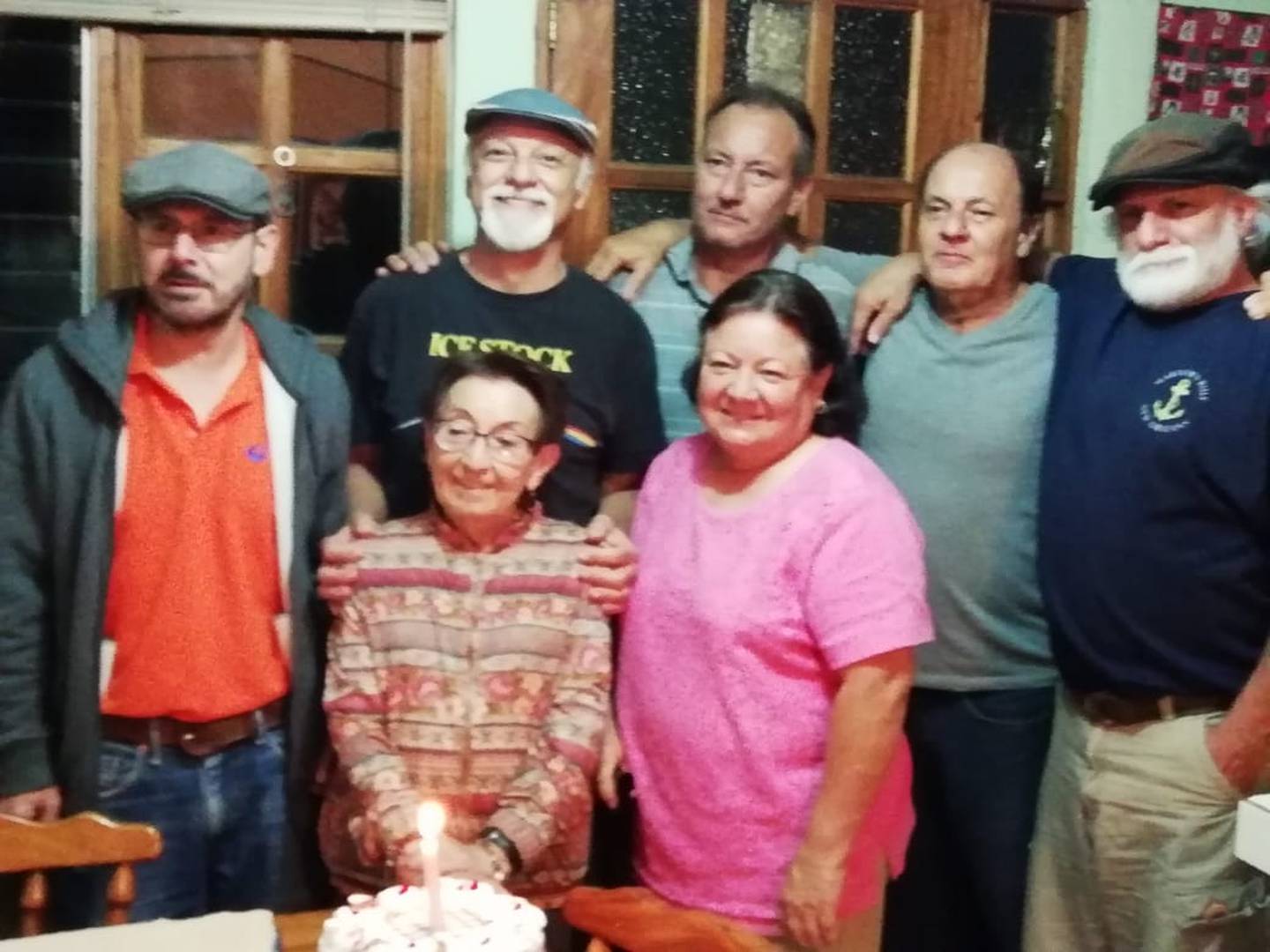 Marino Protti durante una celebración familiar en un cumpleaños de su madre doña Rosario (Q.d. D. g.). en Heredia. Foto: Cortesía