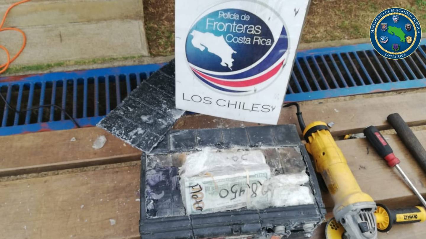 En esta batería la Policía encontró el dinero que el sujeto llevaba dentro de una batería cerca de la línea fronteriza con Nicaragua. Foto: MSP.