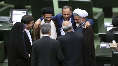 Parlamento iraní reelige a su presidente conservador