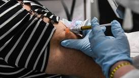 Solo gente con residencia podrá recibir vacuna contra covid-19 en Florida