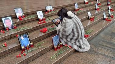 Ucrania recuerda a manifestantes muertos hace un año 